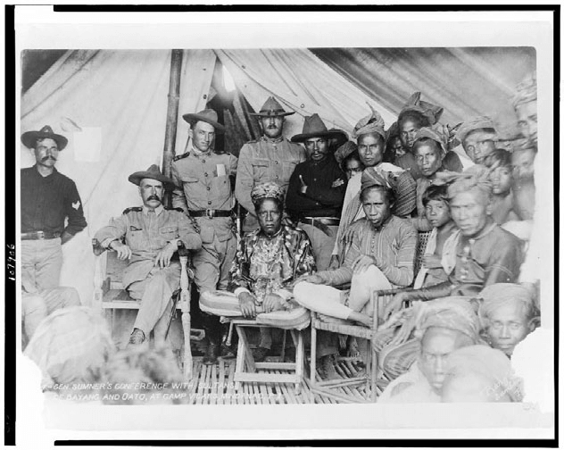 الجنرال الأمريكي صمويل سومنر مع سلطاني بايانغ وأواتو- الفلبين- 1902 (الصورة من مكتبة الكونغرس)