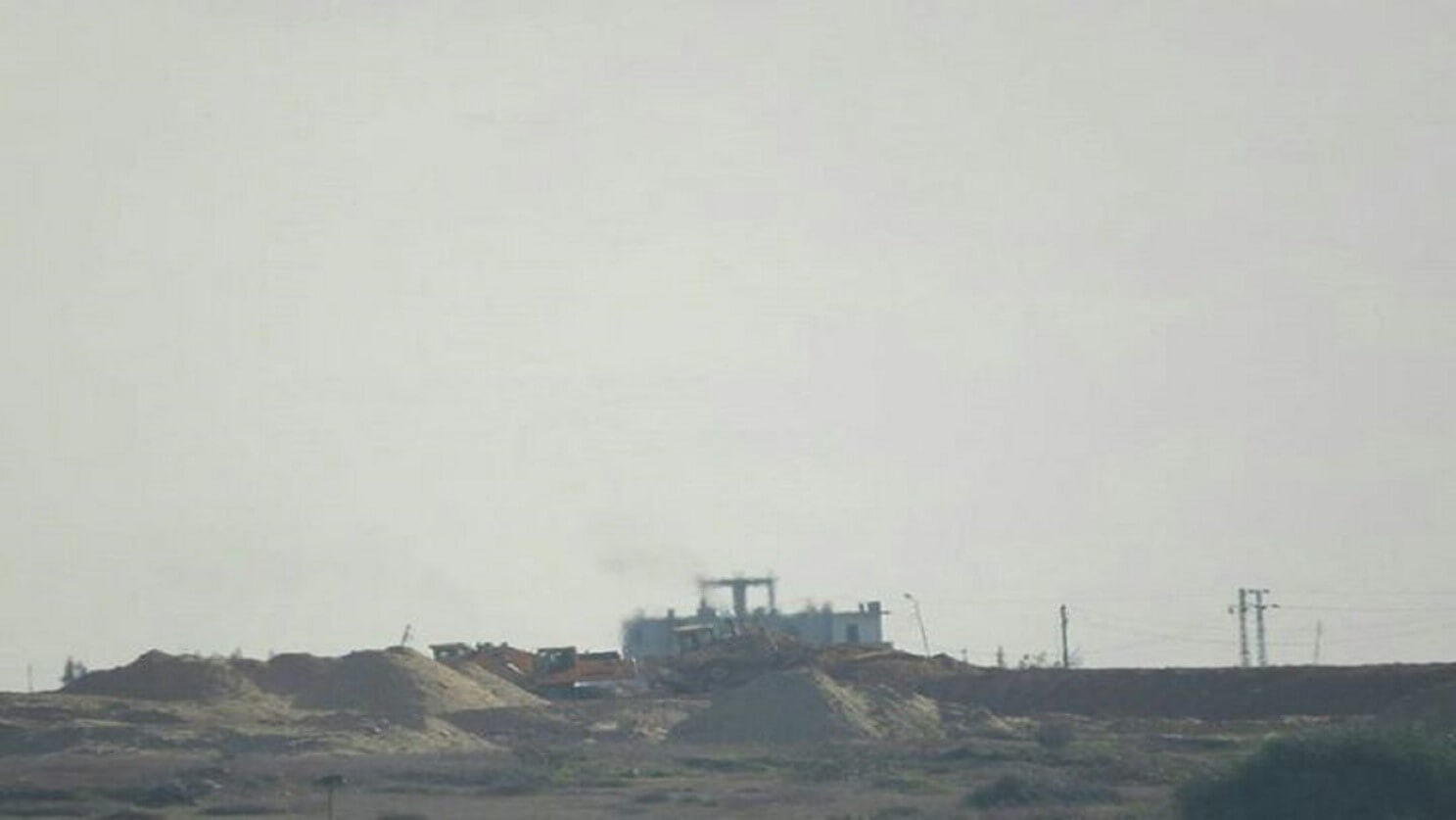 الجيش المصري ينشئ سواتر رملية على حدود غزة 