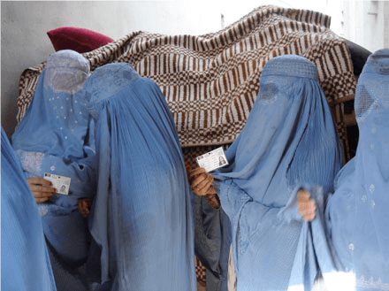 نساء أفغانيات ينتظرن في طابور استعدادا للتصويت في الانتخابات المحلية
