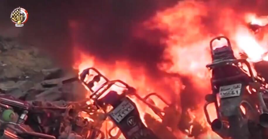 صورة رسمية تظهر أن الدراجات التي يتم حرقها تحمل لوحات معدنية