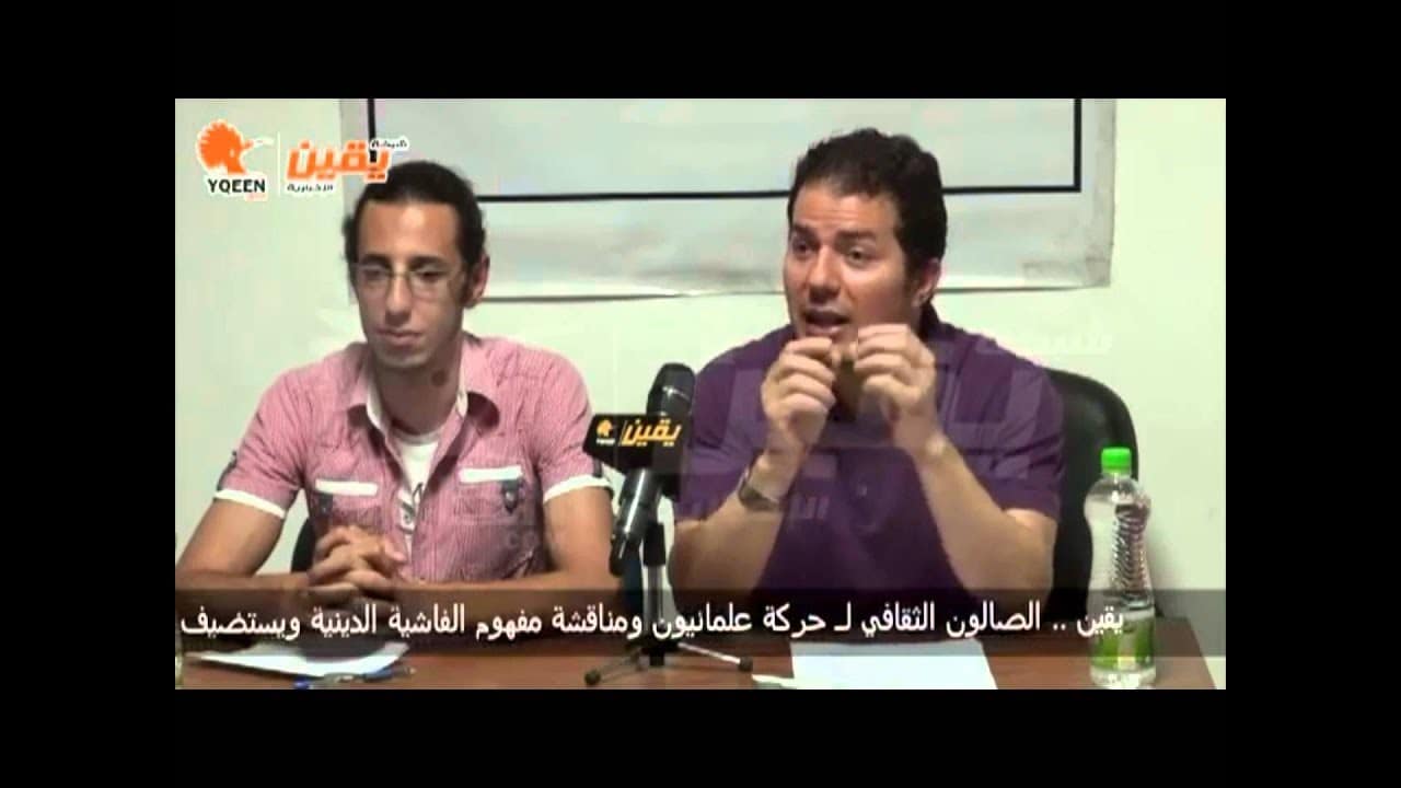 حامد عبد الصمد خلال محاضرته في يونيو 2013م، ويجلس بجانبه أحمد سامر أحد مؤسسي حركة (علمانيون)