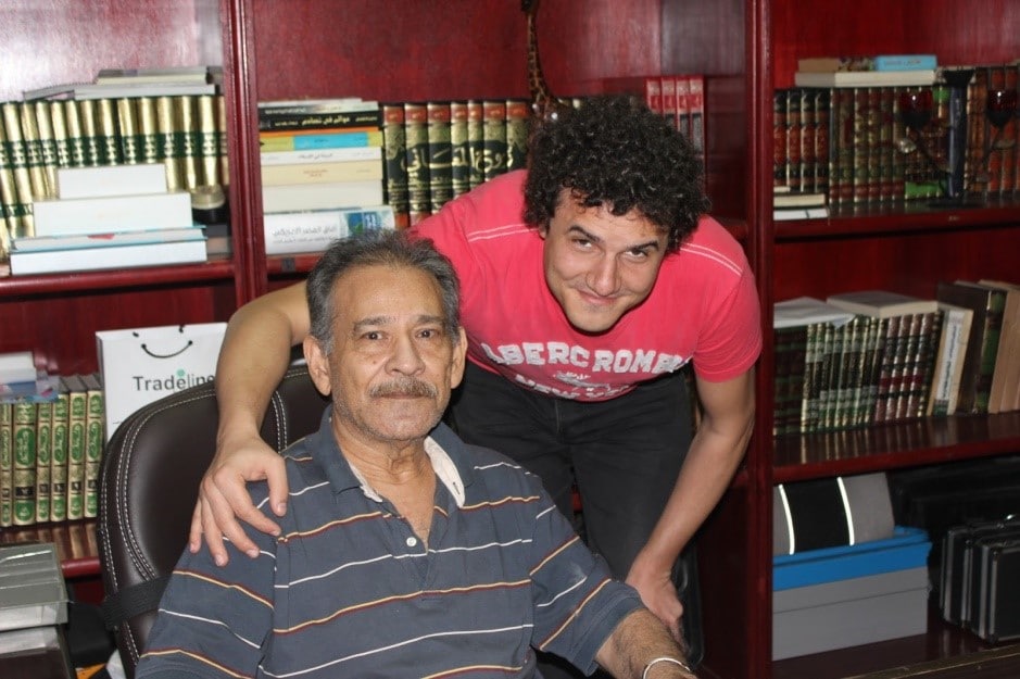 صورة لأحمد حرقان مع سيد القمني أثناء تصويره لمقابلة معه عام 2015م