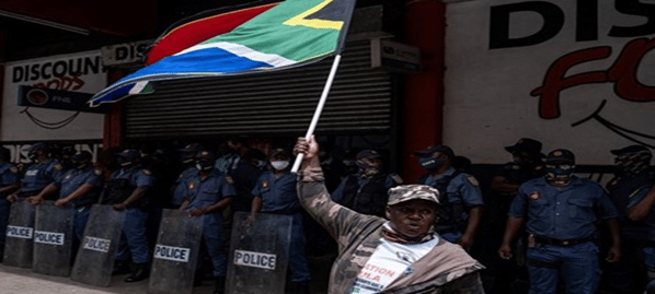 أغلق مئات المتظاهرين الذين كانوا يرتدون الزي الأحمر شوارع عاصمة جنوب أفريقيا بريتوريا، قبل التوجه إلى مبنى الرئاسة