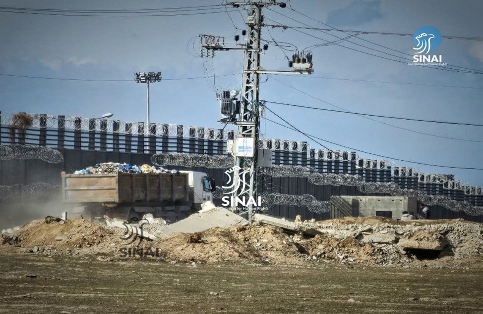 موقع القصف الاسرائيلي قرب السياج الفاصل بين قطاع غزة ومصر